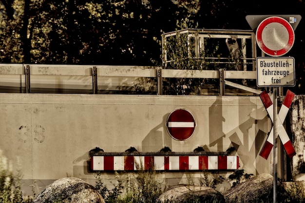 Foto sinais de trânsito por ponte