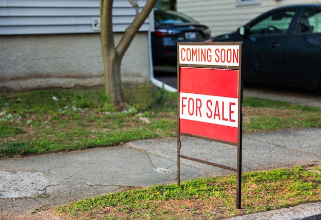 Sinais de 'Vende-se' 'Para alugar' 'Para alugar' em meio à inflação do mercado imobiliário e potencial quebra