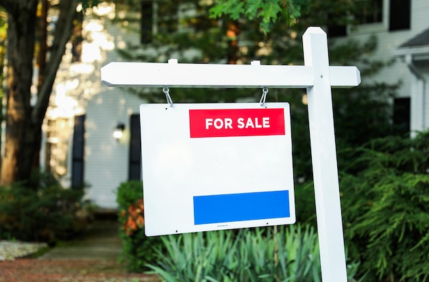 Sinais de 'Vende-se' 'Para alugar' 'Para alugar' em meio à inflação do mercado imobiliário e potencial quebra
