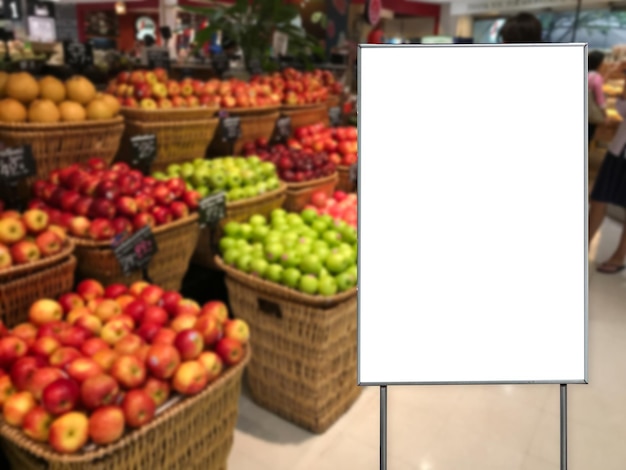 Foto sinais em branco contra frutas para venda na mercearia