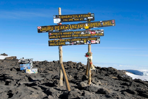 Sinais no cume Uhuru Peak 5895 m borda da cratera Kilimanjaro Tanzânia