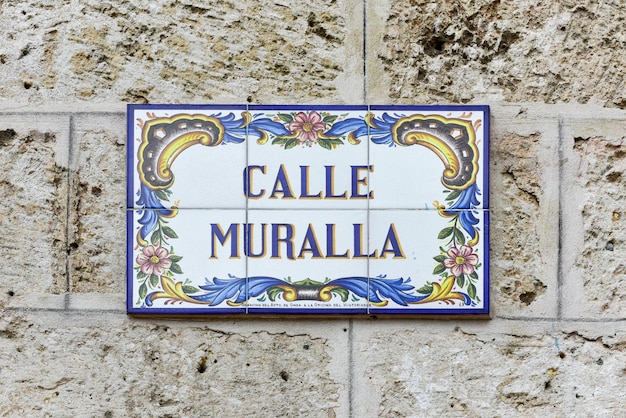 Sinais para a Calle Muralla na Plaza Vieja, Praça Velha, em Havana Velha, Cuba