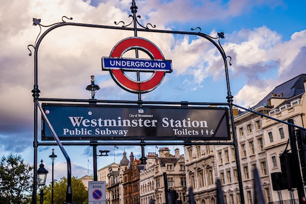 Foto sinais subterrâneos no arco de westminster linha jubileu londres