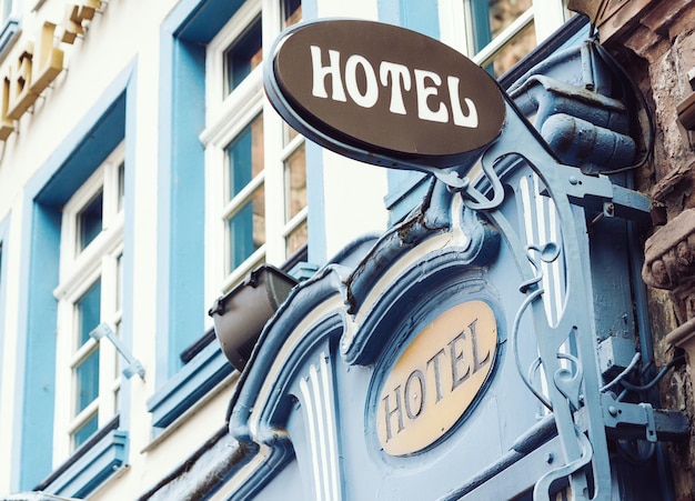 Sinal ao ar livre do hotel de estilo clássico