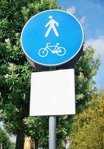 Sinal azul da bicicleta e da faixa de pedestres