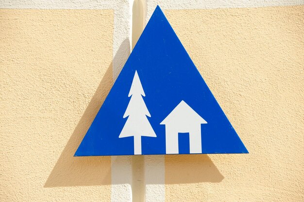 Foto sinal azul de albergue juvenil com pictograma de uma árvore e casa uma forma de alojamento de baixo custo