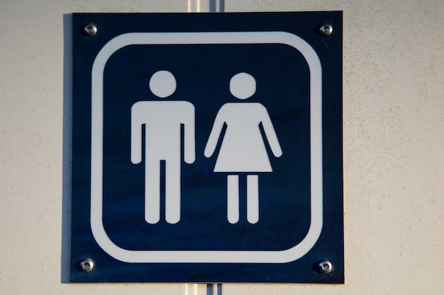 Foto sinal branco e azul para banheiro usado por homens e mulheres