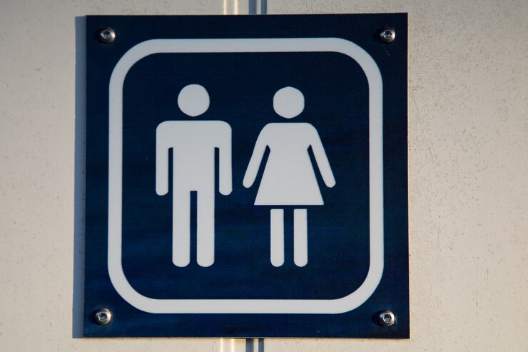 Sinal branco e azul para banheiro usado por homens e mulheres