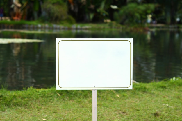 Foto sinal branco em um lago tranquilo.