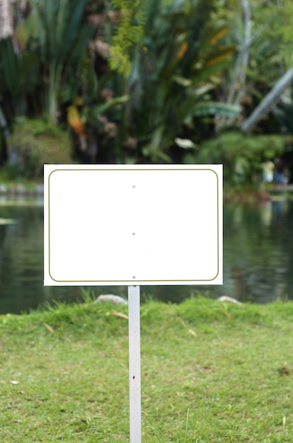 Sinal branco em um lago tranquilo.