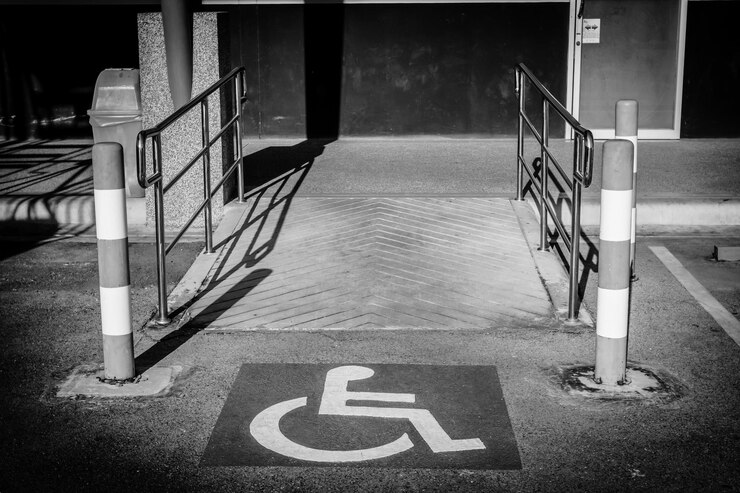Foto sinal com rampas para pessoas com deficiência imagem em preto e branco