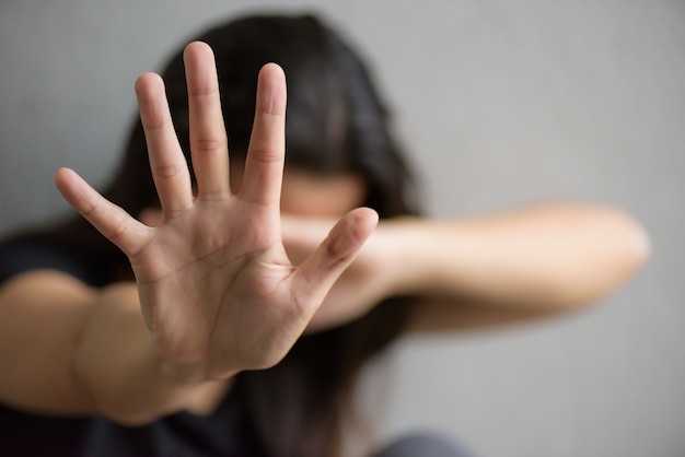 Foto sinal da mão da mulher para a parada que abusa a violência, conceito do dia dos direitos humanos.