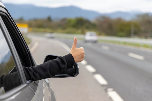 Foto sinal de adição na janela do carro na estrada