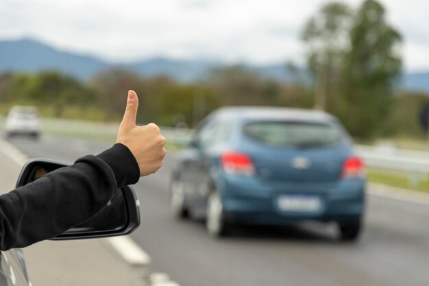 Sinal de adição na janela do carro na estrada