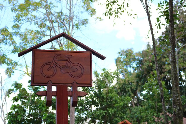 Sinal de bicicleta de madeira no parque