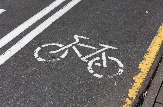 Sinal de bicicleta na pista de bicicleta de asfalto