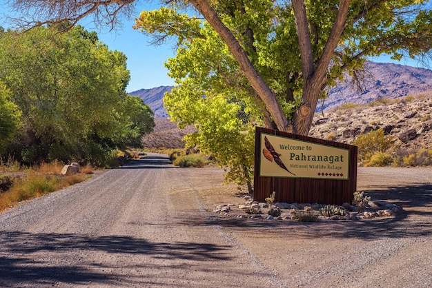 Sinal de boas-vindas na entrada do Refúgio Nacional de Vida Selvagem de Pahranagat em Nevada