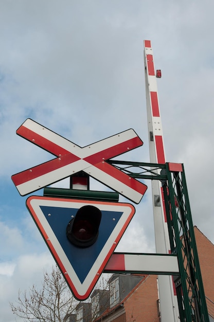 Foto sinal de cruzamento da estrada de ferro dinamarquesa na cidade de sakskoebing