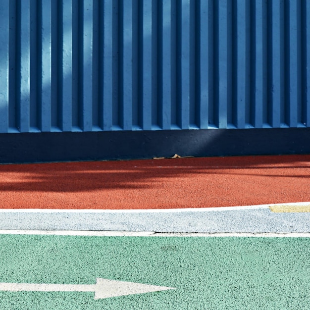 Foto sinal de direcção na pista desportiva por parede