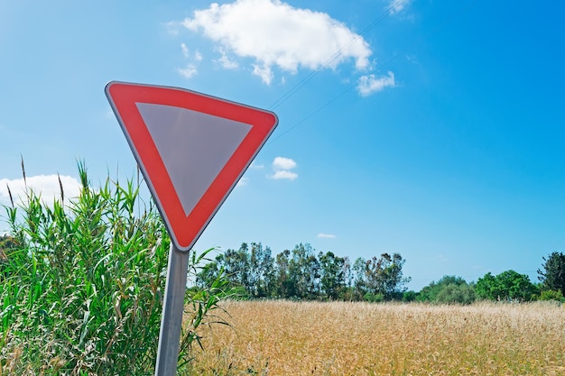 Sinal de direito de passagem na zona rural da Sardenha