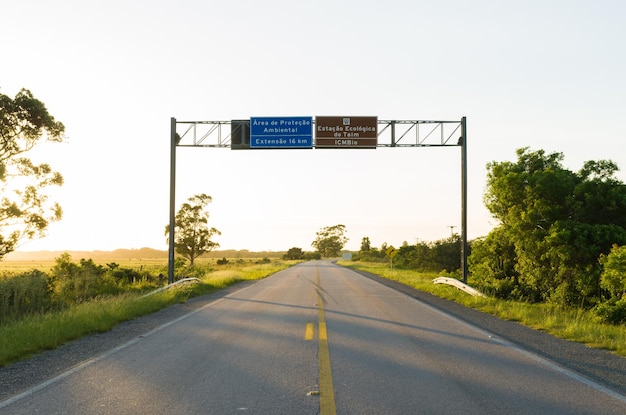 Foto sinal de entrada para a área de proteção ambiental da estação ecológica de taim