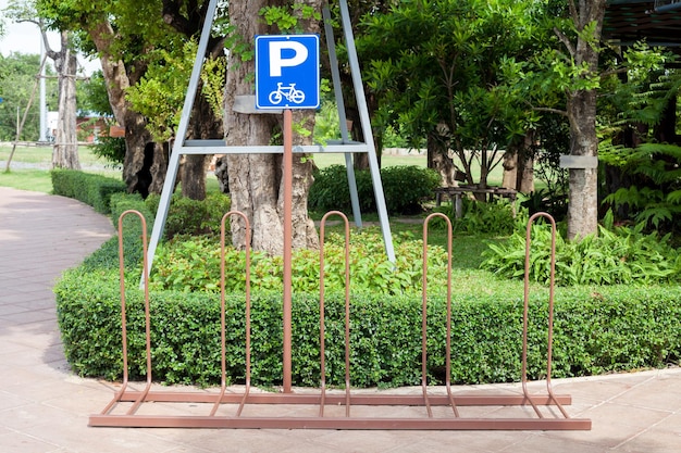 Sinal de estacionamento de bicicletas no parque público