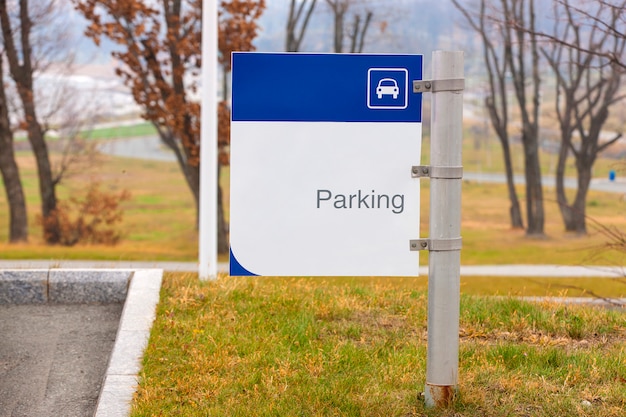 Sinal de estacionamento no parque no outono