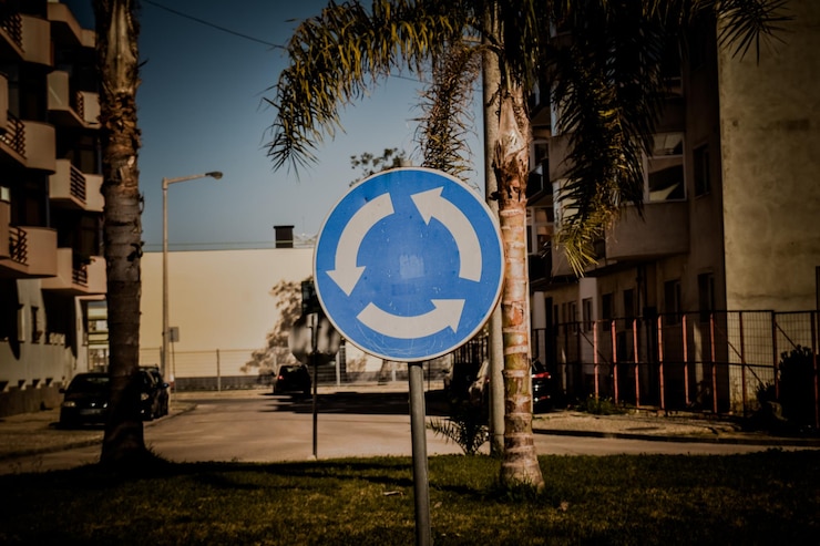 Foto sinal de estrada contra árvores