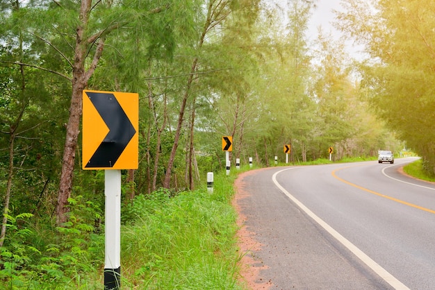 Sinal de estrada contra árvores