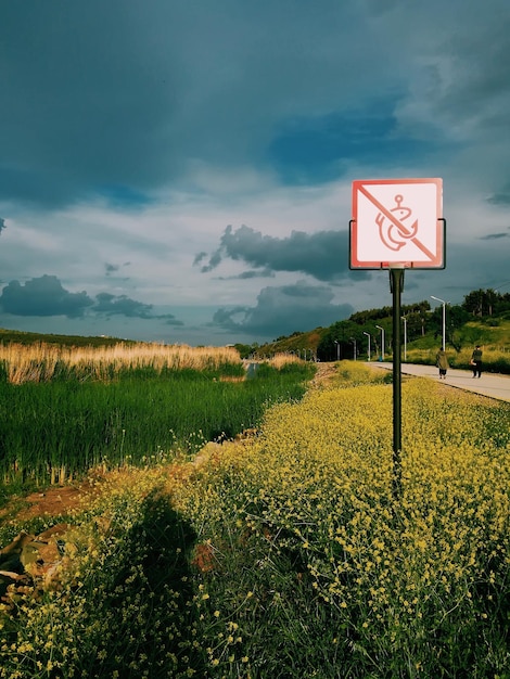 Foto sinal de estrada no campo contra o céu