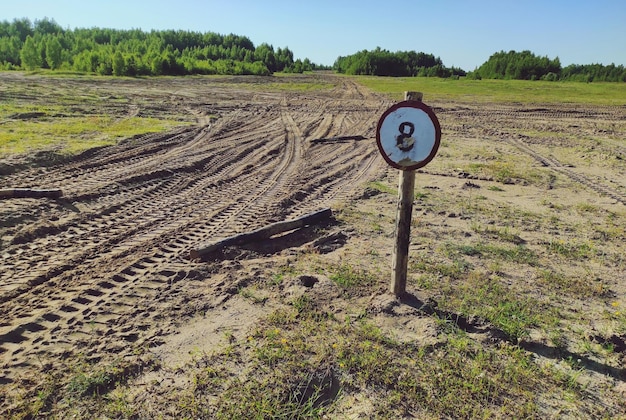 Sinal de estrada no campo contra o céu