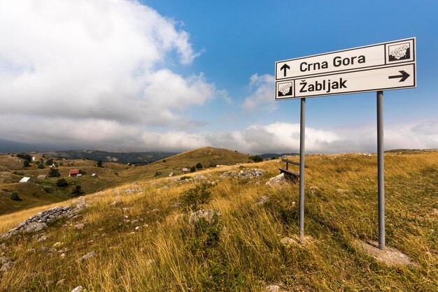 Foto sinal de estrada no campo contra o céu