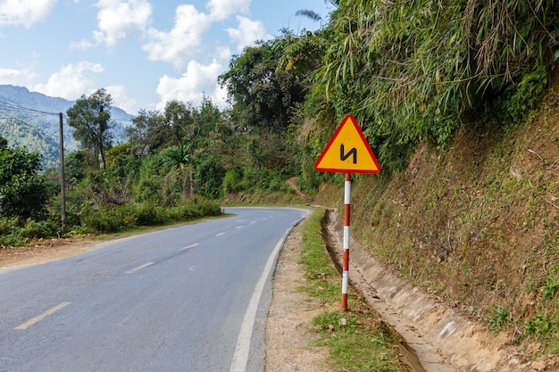 Sinal de estrada sinuosa em uma estrada de montanha Vietnã, Sinal de trânsito