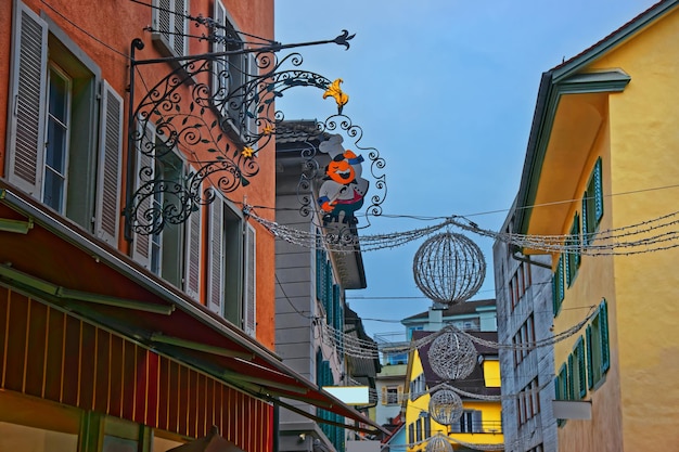 Sinal de ferro bonito de um restaurante em uma fachada de edifício antigo em Lucerna, Suíça
