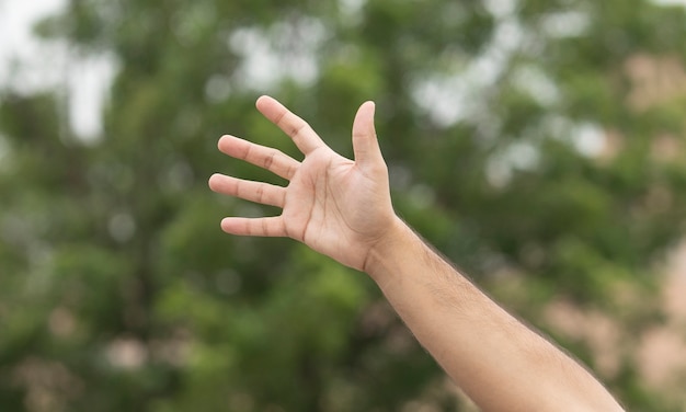 Sinal de gesto masculino ao ar livre