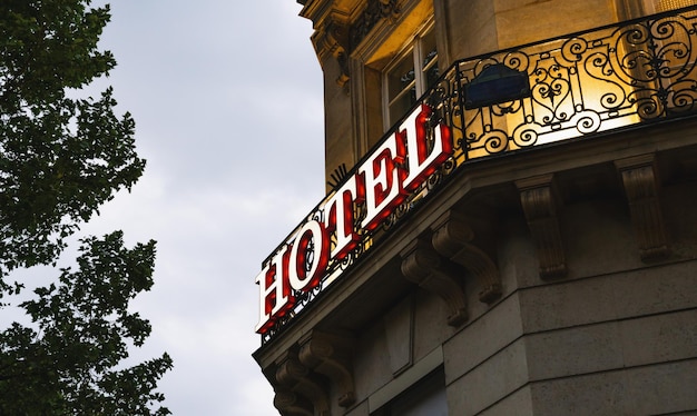 Sinal de hotel iluminado em Paris ao pôr do sol