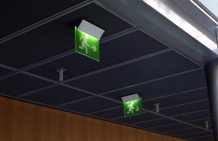 Foto sinal de informação iluminado à noite
