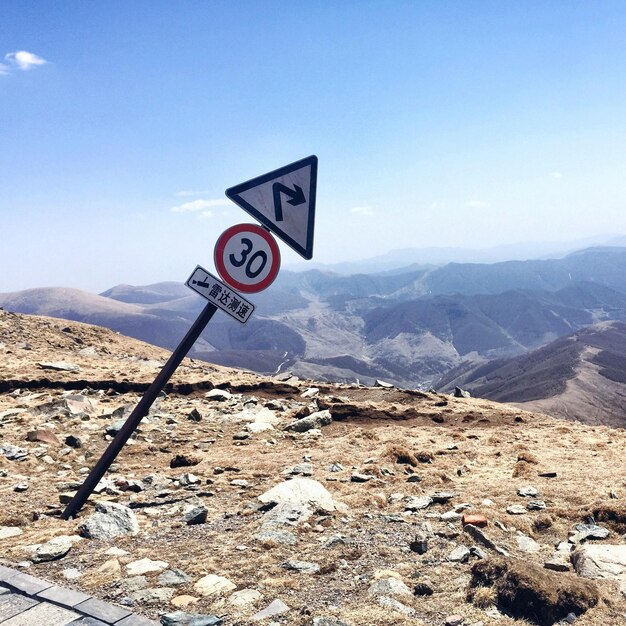 Foto sinal de informação na estrada contra o céu