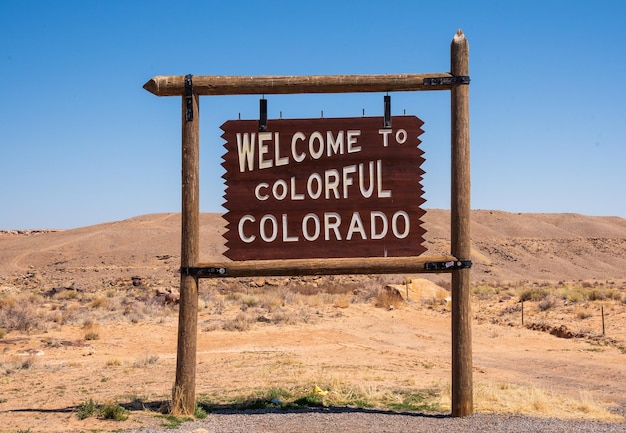 Foto sinal de informação no deserto colorido do colorado