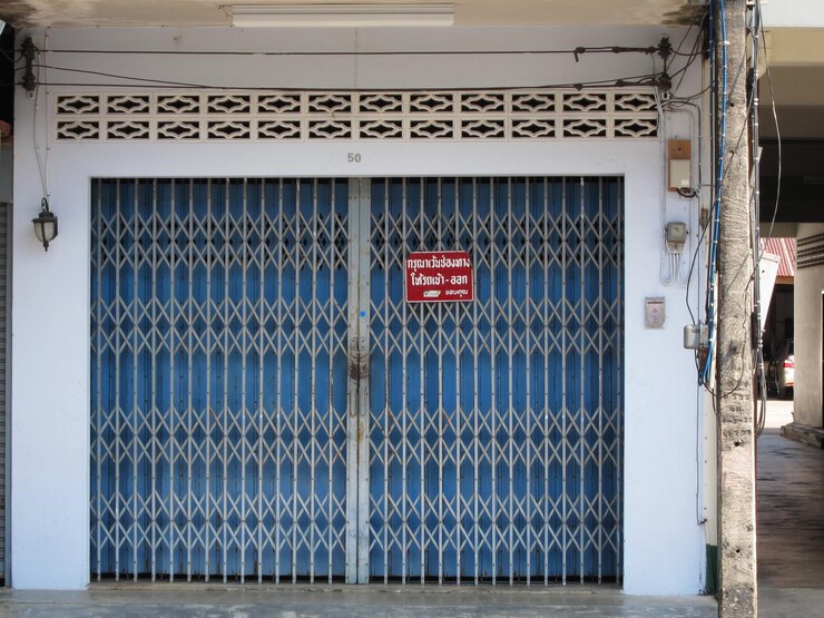 Foto sinal de informação no portão metálico