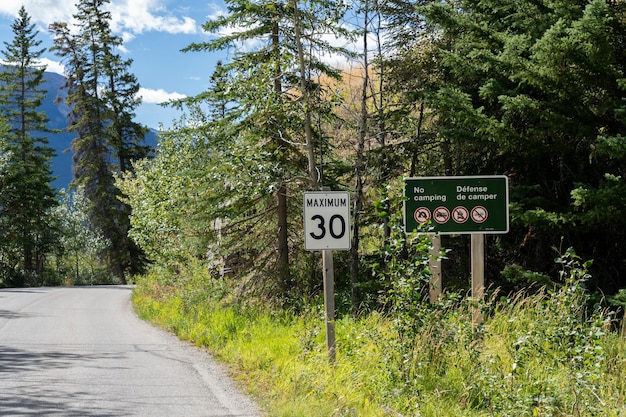 Sinal de limite de velocidade máximo de 30 km na estrada de Vermilion Lakes no dia ensolarado da temporada de verão