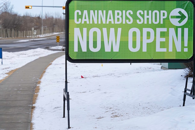 Sinal de loja de cannabis legal recém-inaugurado no shopping