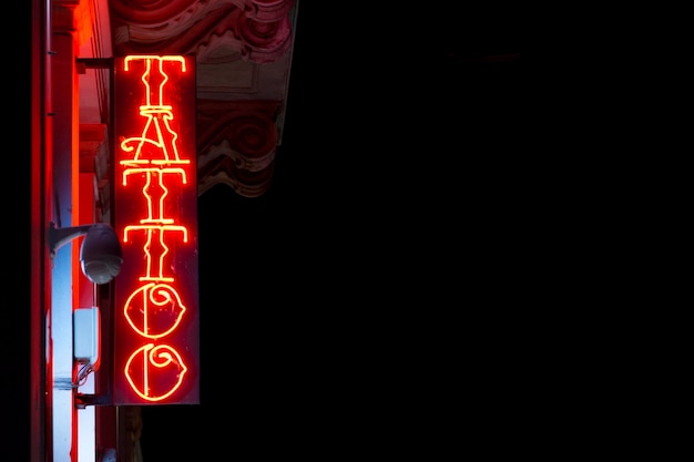 Sinal de luz neon de tatuagem vermelha