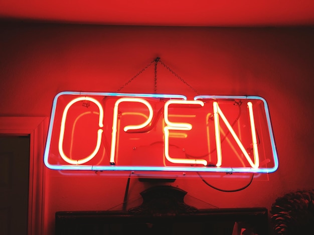 Sinal de néon iluminado em ambientes fechados