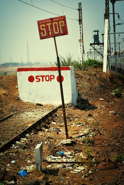 Foto sinal de parada junto à ferrovia em um dia ensolarado