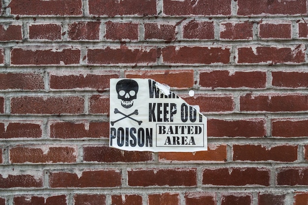Foto sinal de perigo na parede de tijolos