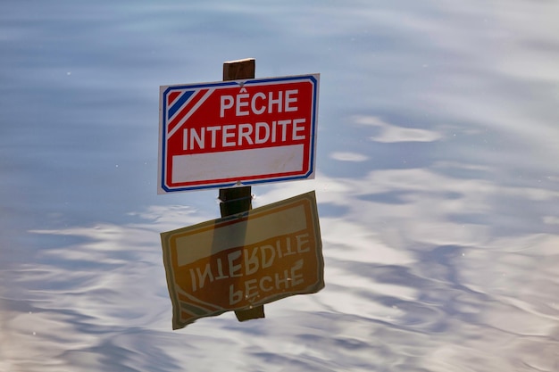 Sinal de pesca proibida em francês