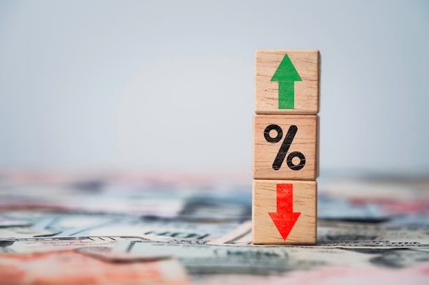 Foto sinal de porcentagem com seta para cima e para baixo na nota de dólar para inflação e conceito crescente de classificação de juros