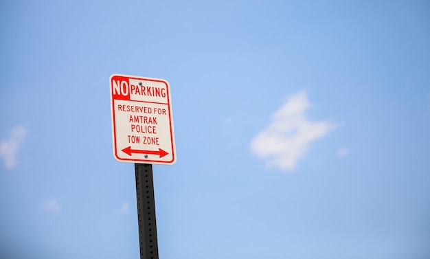 Sinal de 'proibido estacionar' Simbolizando o cumprimento das regras e a manutenção da ordem nos espaços públicos Ordem e