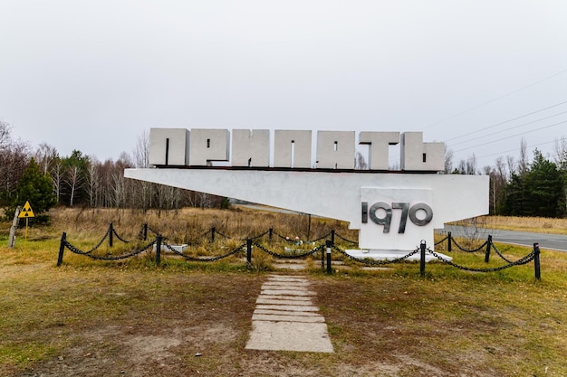 Sinal de radiação perto da cidade Sinal de boas-vindas de Pripyat na zona de exclusão de Chernobyl, Ucrânia